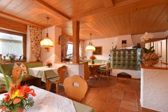 Pension-Ferienwohnung-Landhaus-Berger-Ellmau-Buchau-20-Annemarie-Berger-Fruehstuecksraum