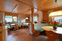 Pension-Ferienwohnung-Landhaus-Berger-Ellmau-Buchau-20-Annemarie-Berger-Fruehstuecksraum1